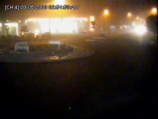 une voiture rate un rond-point et décolle