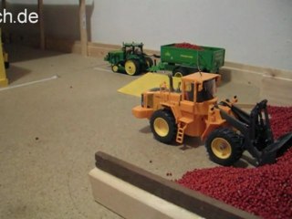 Raupenschlepper JD 8430T Siku Control bei der Arbeit