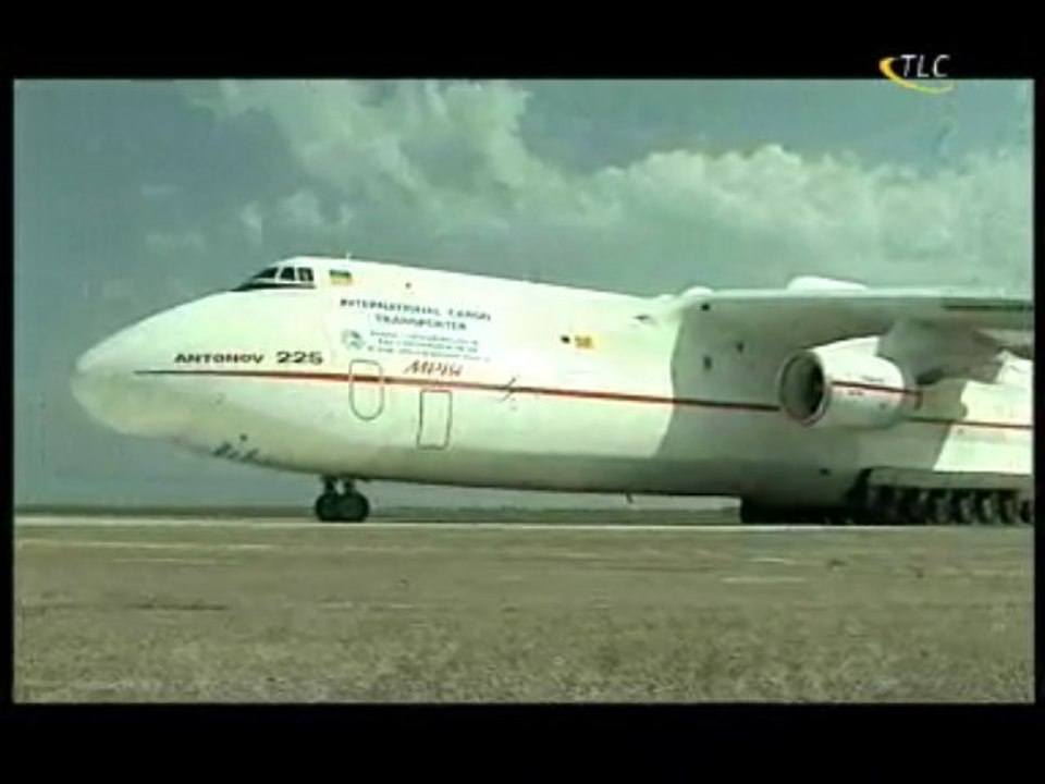 AN225 à Chateauroux-Déols en août 2007