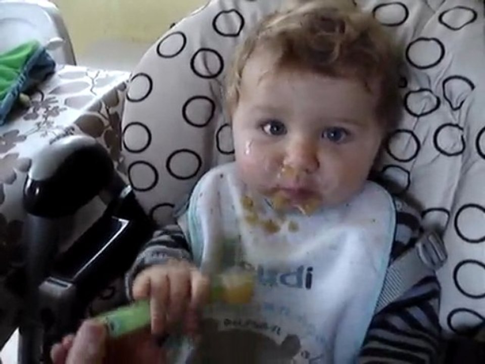 antonin mange tout seul...