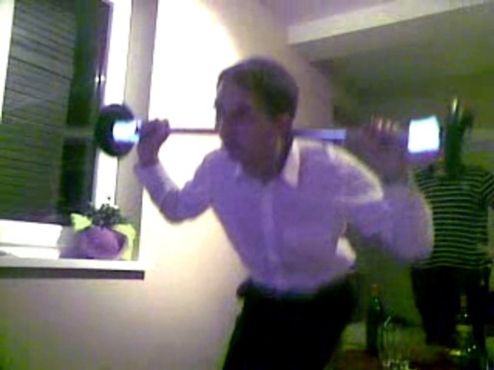 Pépé fait de la muscu