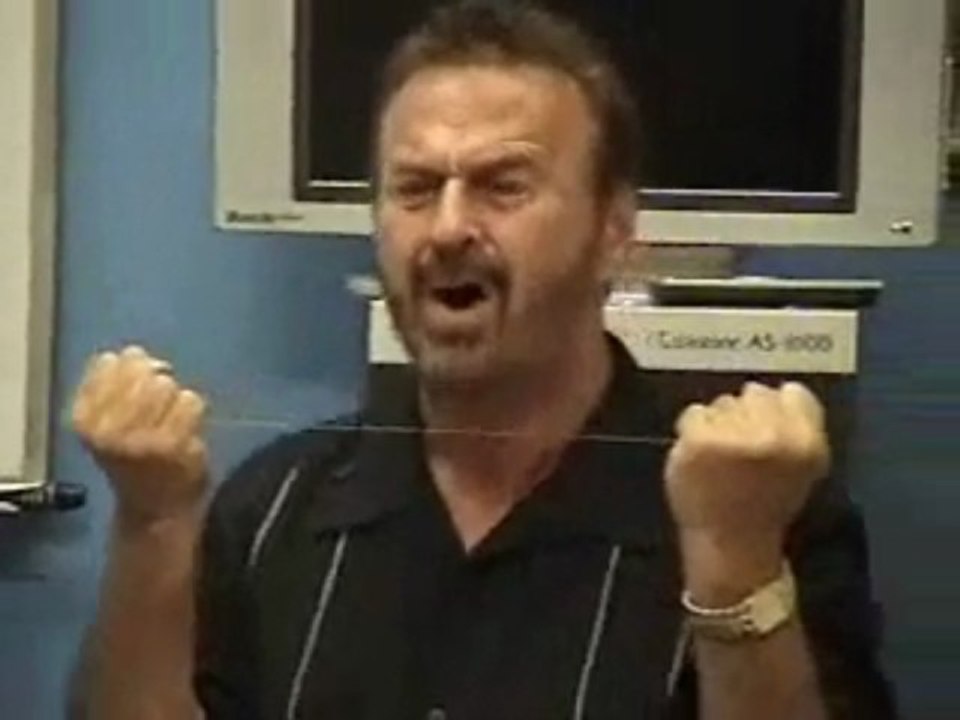 Learn close up street magic tricks to pick up girls