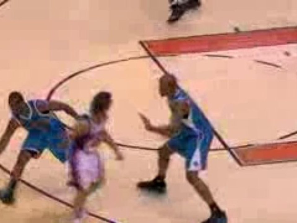 NBA Channing Frye throws a pass to Grant Hill. Hill finishes