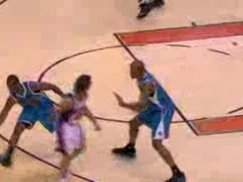 NBA Channing Frye throws a pass to Grant Hill. Hill finishes