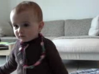 Petite louise et son collier