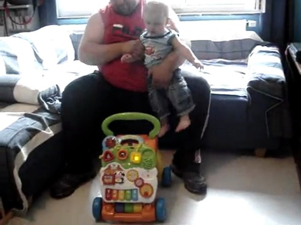 LUCAS ET SON POUSSE-POUSSE