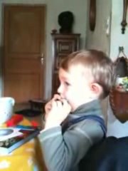 Zaven joue de l'harmonica