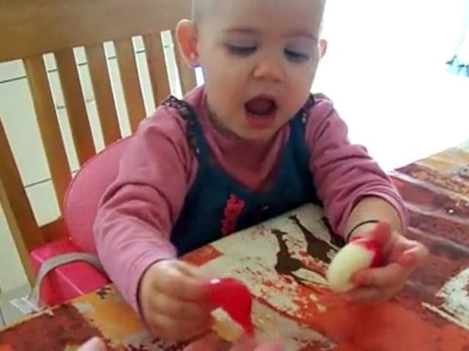Nina ouvre son babybel toute seule