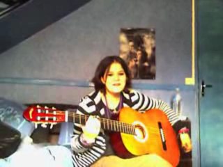 héléne joue de la guitare