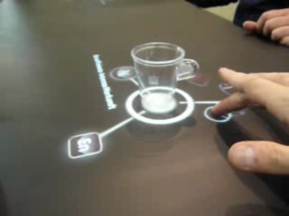 Yannick vernet devant la Table interactive Nespresso