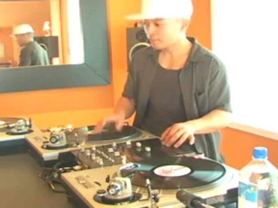 DJ_Qbert_Skratching_To_Super_Seal_2__Be_On_the_Look_For_