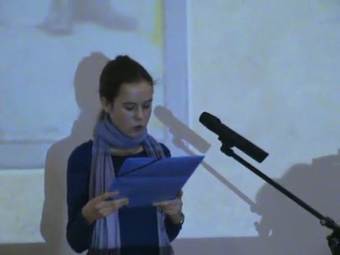 Auriane lisant une lettre de poilu