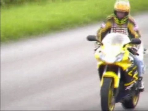 Moto Honda et yamaha Yves et steph wheeling stoppie