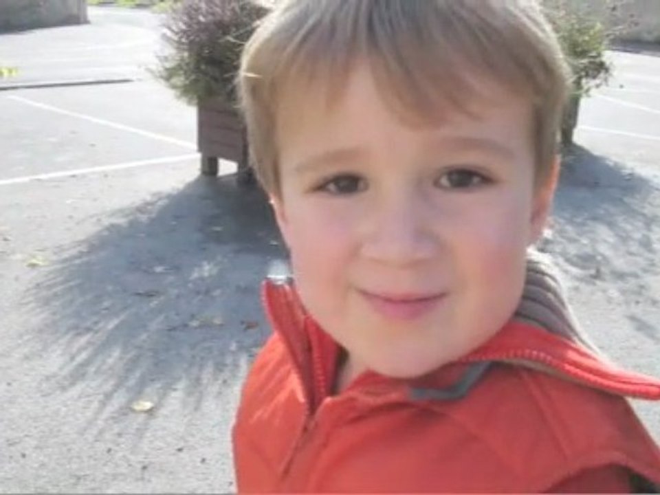 Tom fait du vélo sans roulette