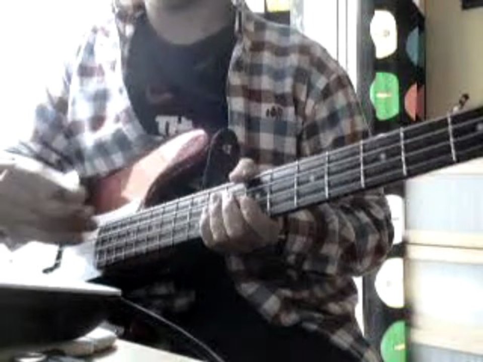 Green Day - Wake Me Up When September Ends (bass cover)