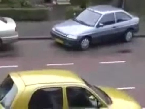 FEMME BLONDE AU VOLANT....