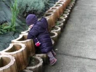 Petite Louise se promène