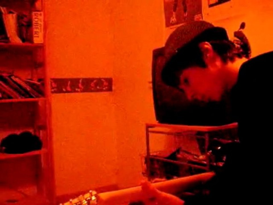 thomas joue de la guitare