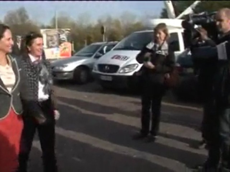 Ségolène Royal et les Pass Contraceptions devant un lycée