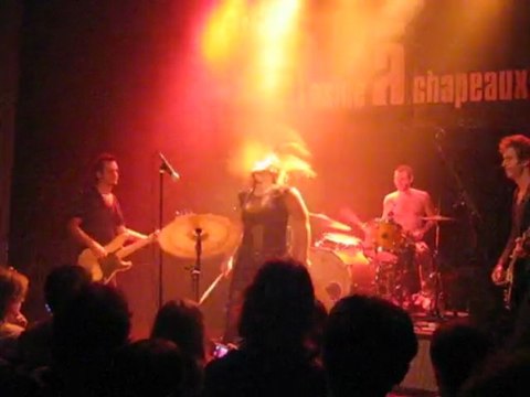 Izia Let me Alone à l'Usine à Chapeaux !