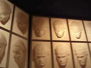 le Hall des visages suivants au puzzling world à Wanaka NZ