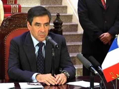 Fillon répond à la presse au Vietnam