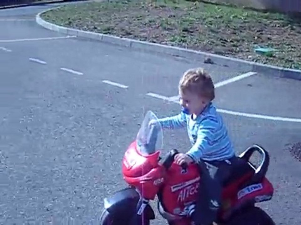 Dylan 17 mois  sa nouvelle moto offert par papy Jean et mamy