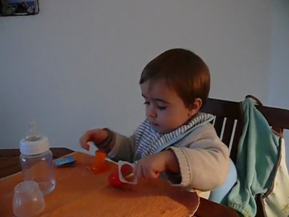 2009.11.12 - Eliott 2008 - je goute en regardant les photos