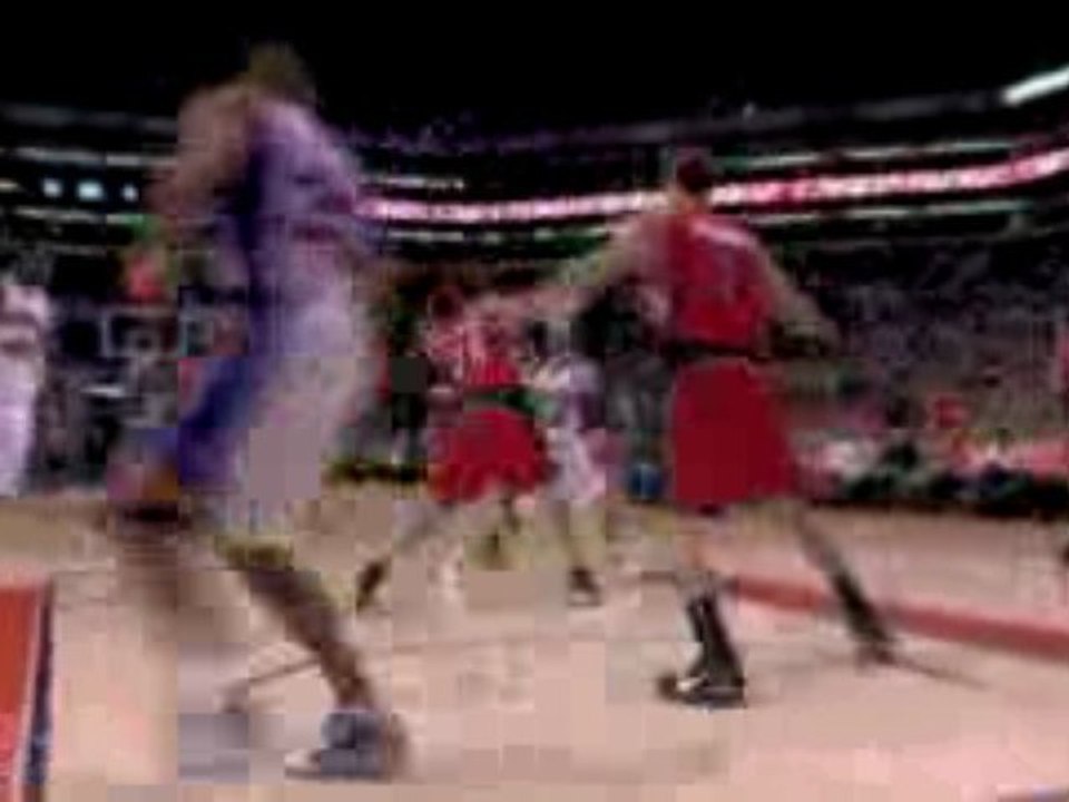 NBA Steve Nash hits Amar'e Stoudemire with a dish inside for