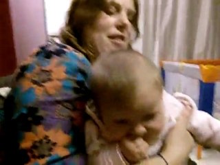 Cerise gigote dans les bras de maman