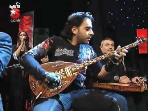 Ismail YK - Bağlama çalıyor, şemmamme H.Q [İbo Show/15.11.09