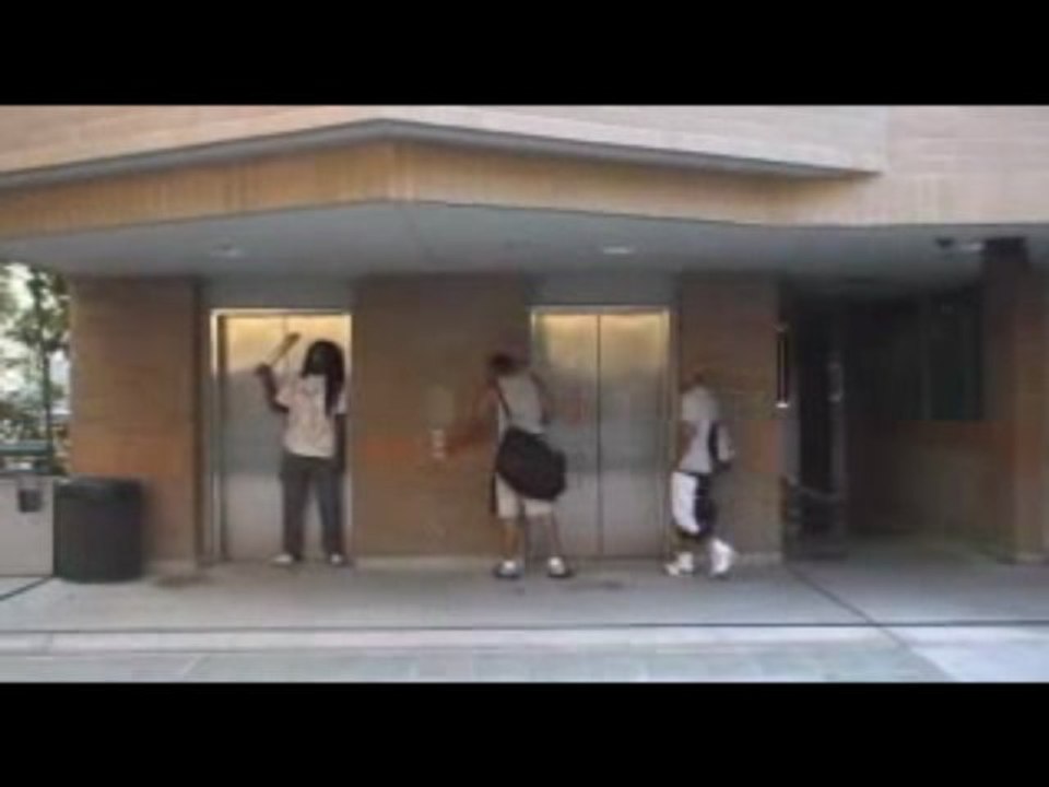 Leute erschrecken am Aufzug