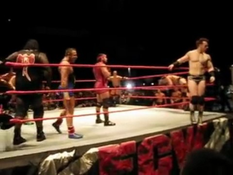 arrivée des catcheurs pour la mini bataille royale RAW LYON