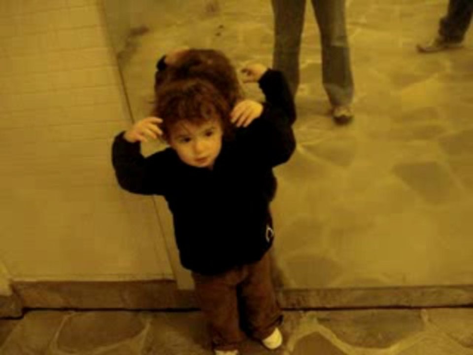 20091112 eden se seche les cheveux
