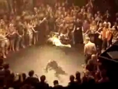 baston capoiera vs un mec qui rigoles pas mdr