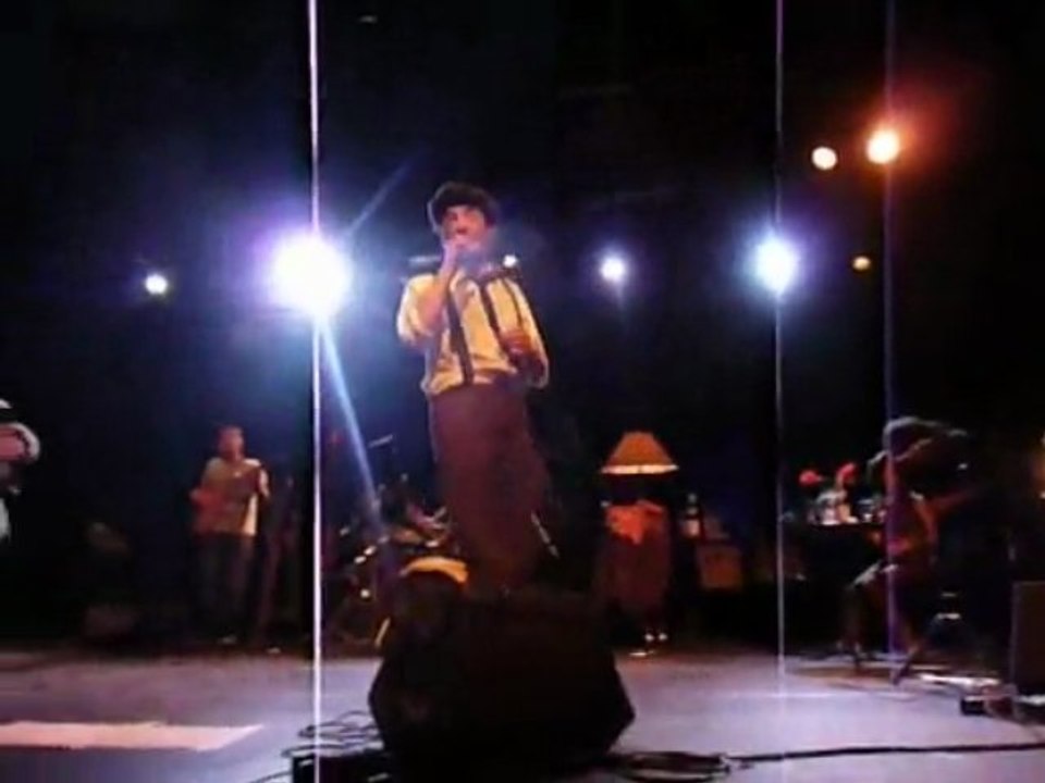 Jamait et son public chantent "Dijon"