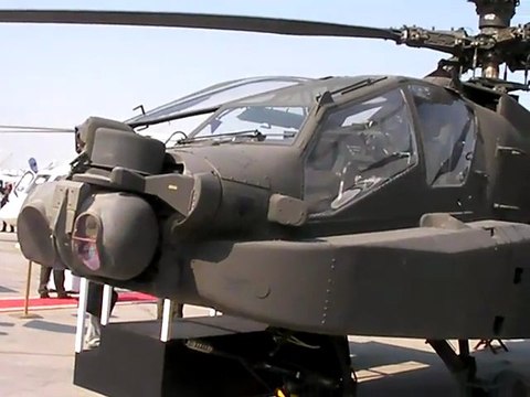 L'hélicoptère d'attaque Apache au salon de Dubai