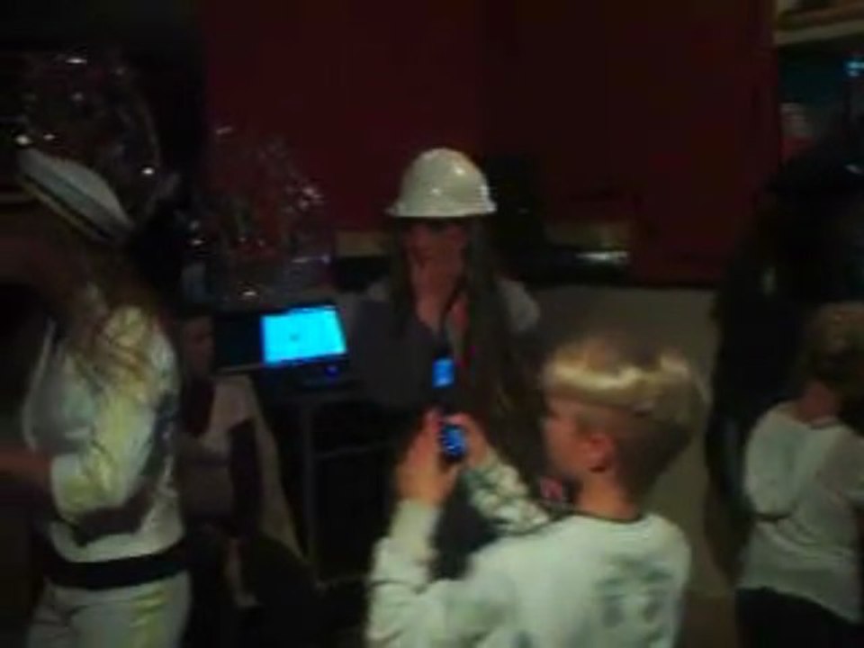 A L ANNIVERSAIRE DE MES NIECES