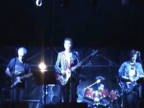 Under My Thumb par Magical Mystery Band