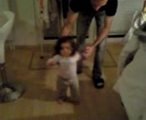 Elisa fait ses premiers pas (2)