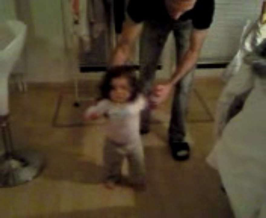 Elisa fait ses premiers pas (2)