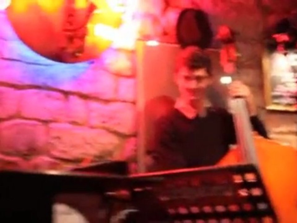 What a difference a day made, Emily Pello au Café Universel