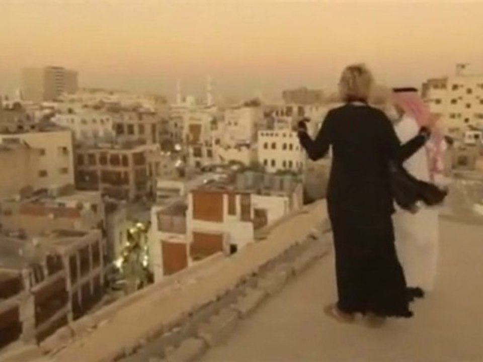 Animatrice TV anglaise Pleure en Entendant Appel prière Adan