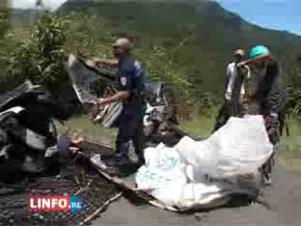 info societe reunion: Des carcasses de voitures hélitreuillé