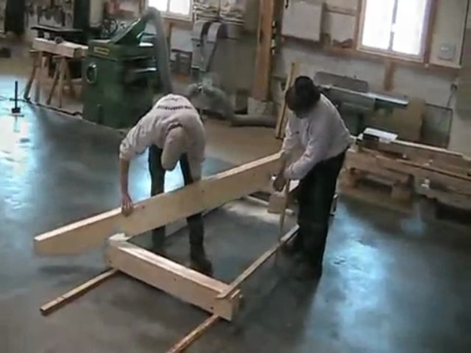 Charpentier Alsace - Montage d'un auvent bois en atelier