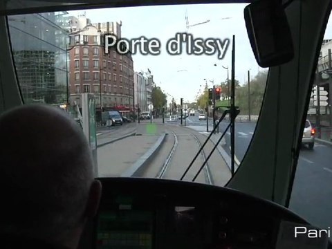 A bord du T2 qui relie la Porte de Versailles à la Défense..