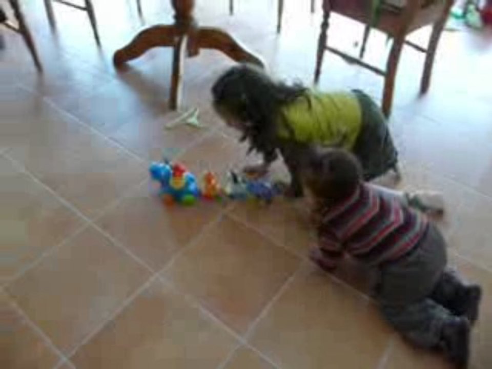 Les filles et l'éléphant qui roule