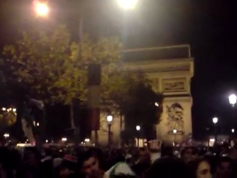 les supporteurs algeriens sur les champs elysée france