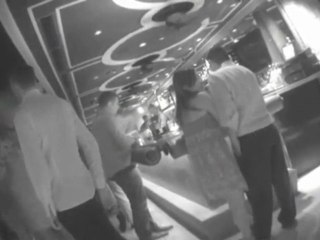 PUA Attract hot women - mystery and style in field