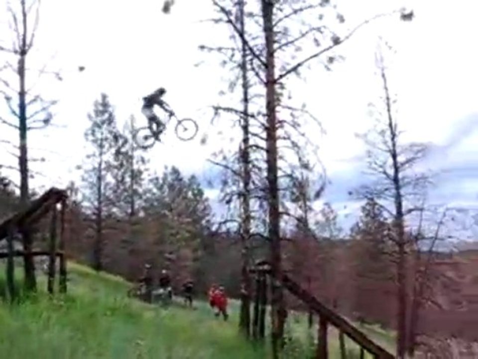 Saut raté en vélo, atterrissage plutôt violent.